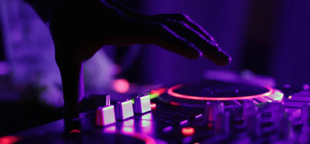 5 Best DJ Turntables for Beginners Start Spinning Today! (1)